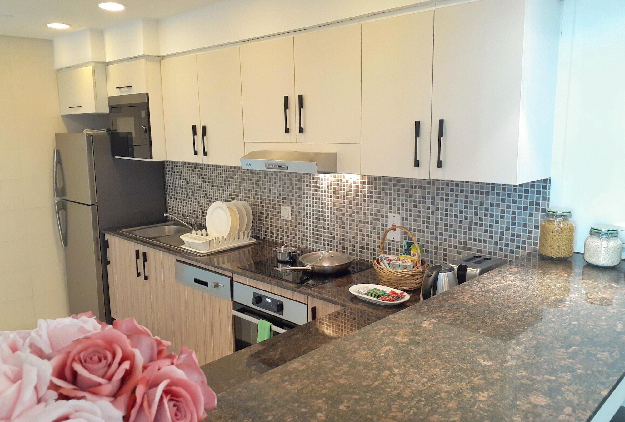 Somerset West Bay Doha Exterior photo A kitchen in a condominium